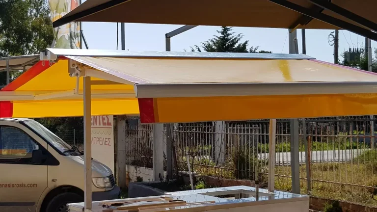 Διρίχτη τέντα με βραχίονες και κολώνες