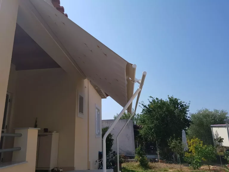 Τέντες με αντιρίδες και κολώνες